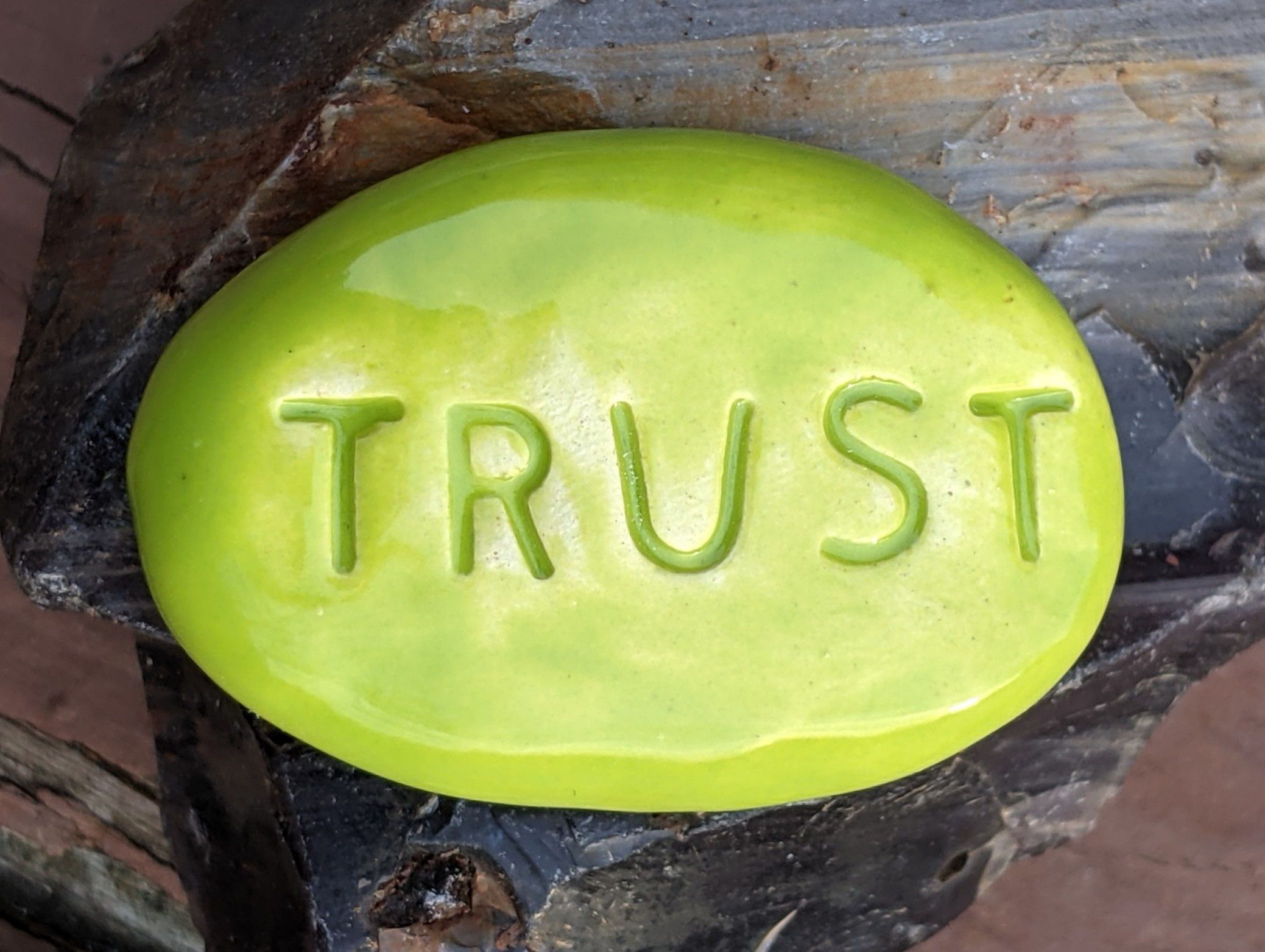 TRUST Pocket Stone - Granny Smith Green