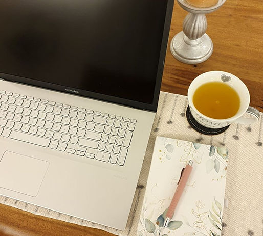 Laptop für die Online-Psychotherapie bei einer Tasse Tee
