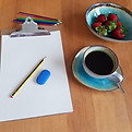 Coachingarbeit mit Stift und Block bei einer Tasse Kaffe