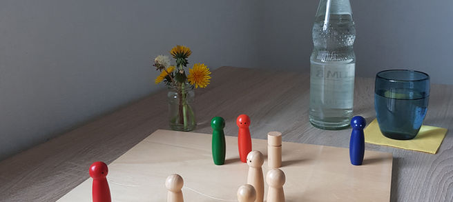 Familienaufstellung auf Holzbrett