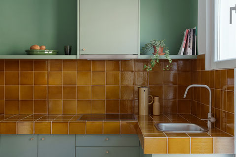 apartment renovation, kitchen, tiles, colour, wood, shelves