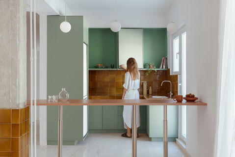apartment renovation, kitchen, tiles, colour, wood, shelves, pendant lights