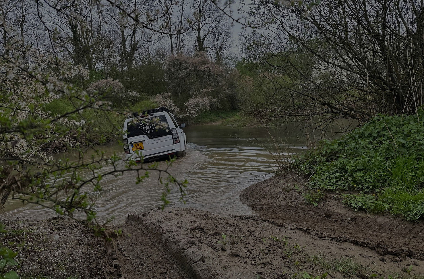 Land Rover Discovery 4 in the mud