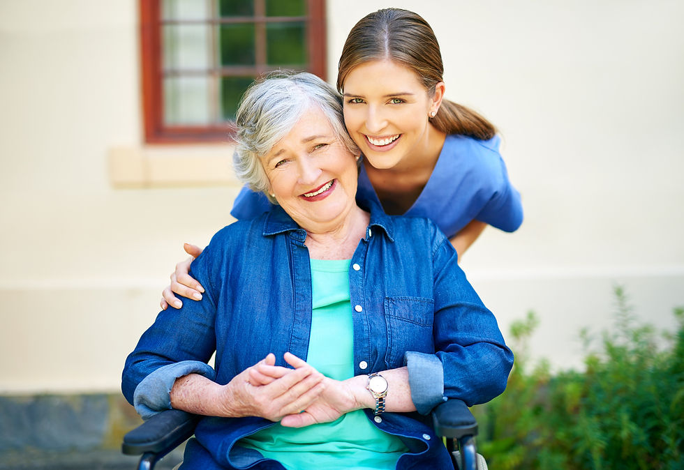 Eine lächelnde Seniorin im Rollstuhl mit ihrer Pflegekraft.