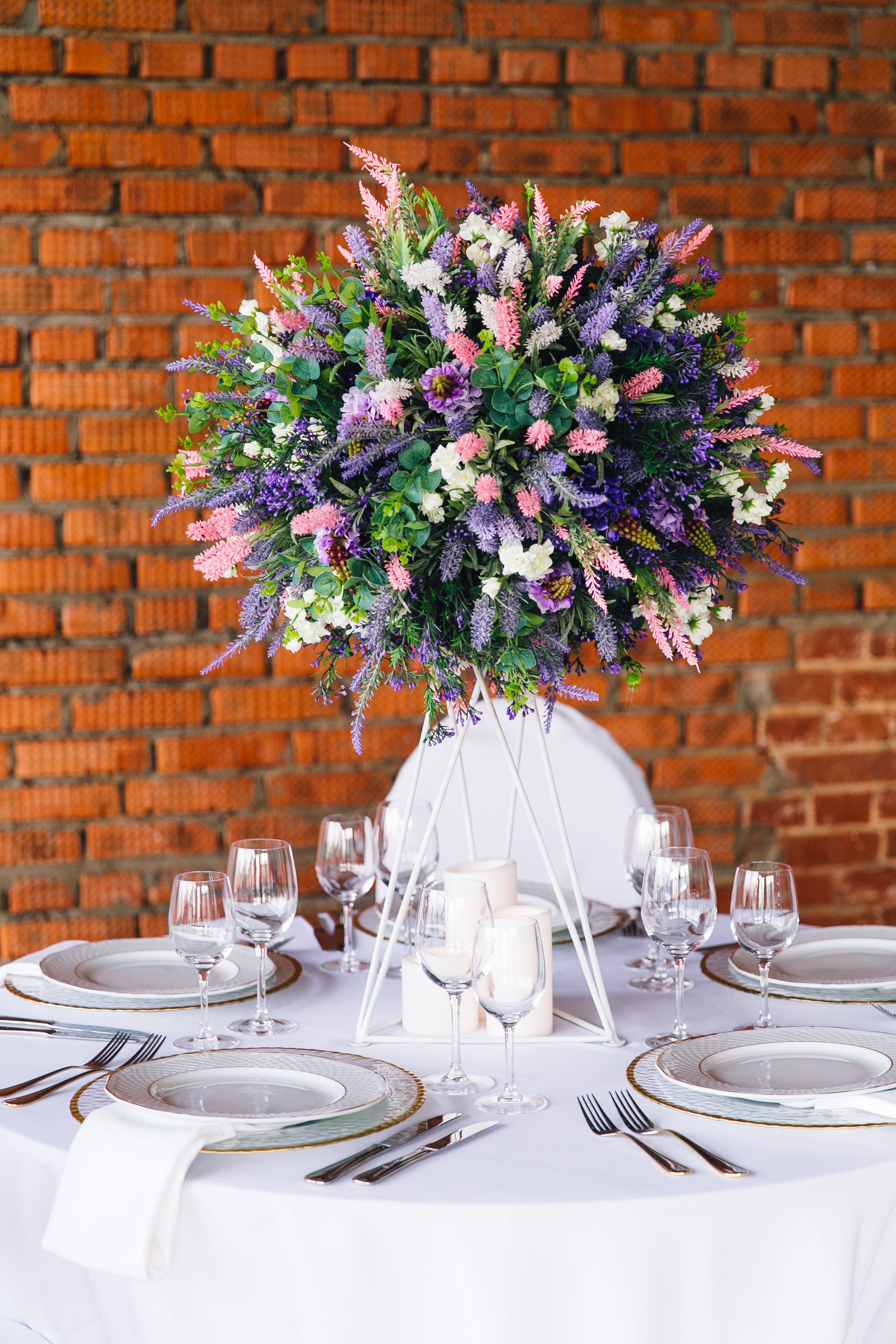 Низкая композиция на белой геометрической подставке Прованс