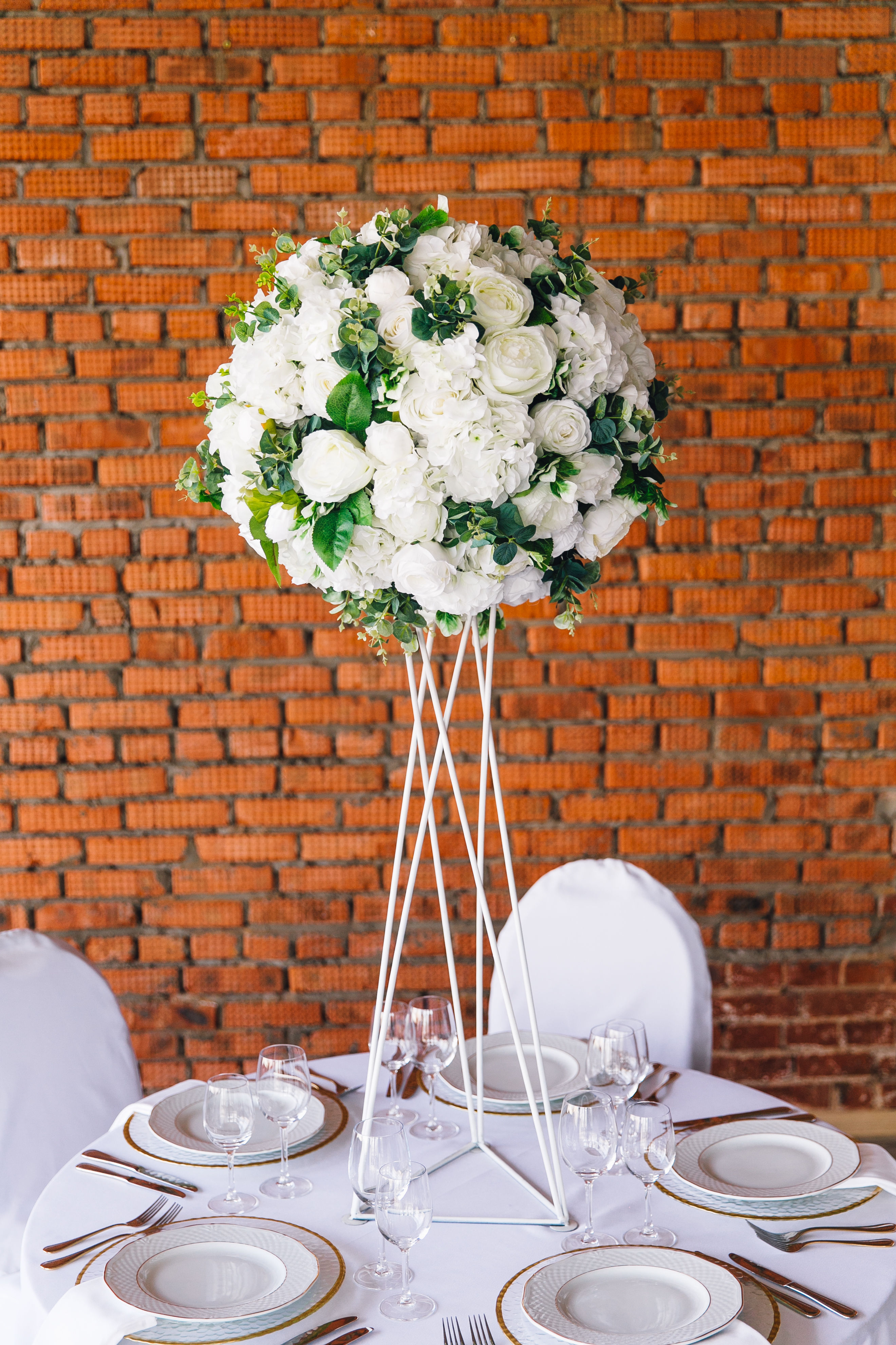 Высокая композиция на белой геометрической подставке Таинственный Сад