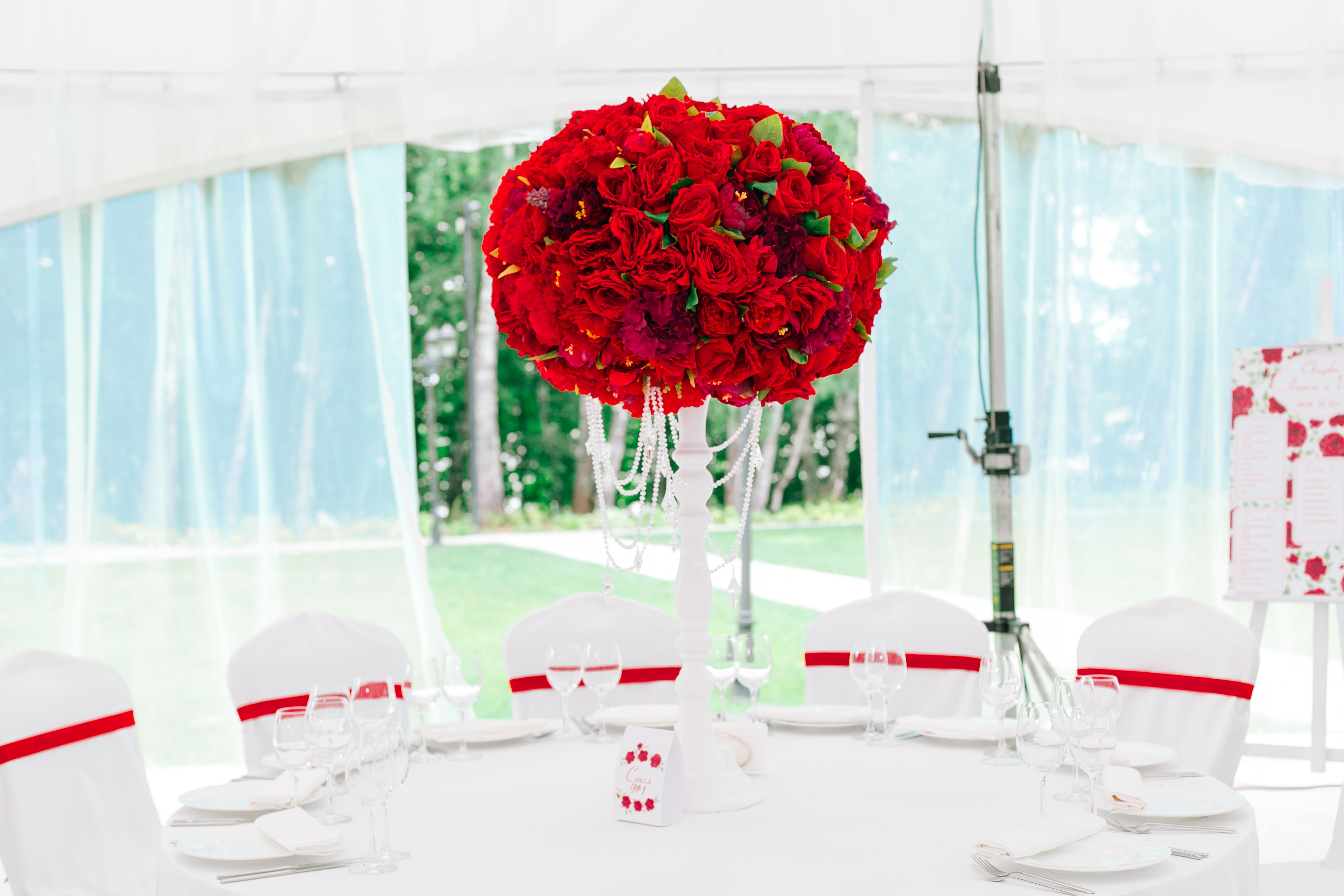 Высокая банкетная композиция Черешневый лес