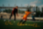 Trainer David van den Riet instrueert jonge keeper