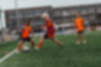 Kind lacht tijdens voetbaltraining bij AllFootball