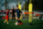 Kind lacht tijdens voetbaltraining bij AllFootball