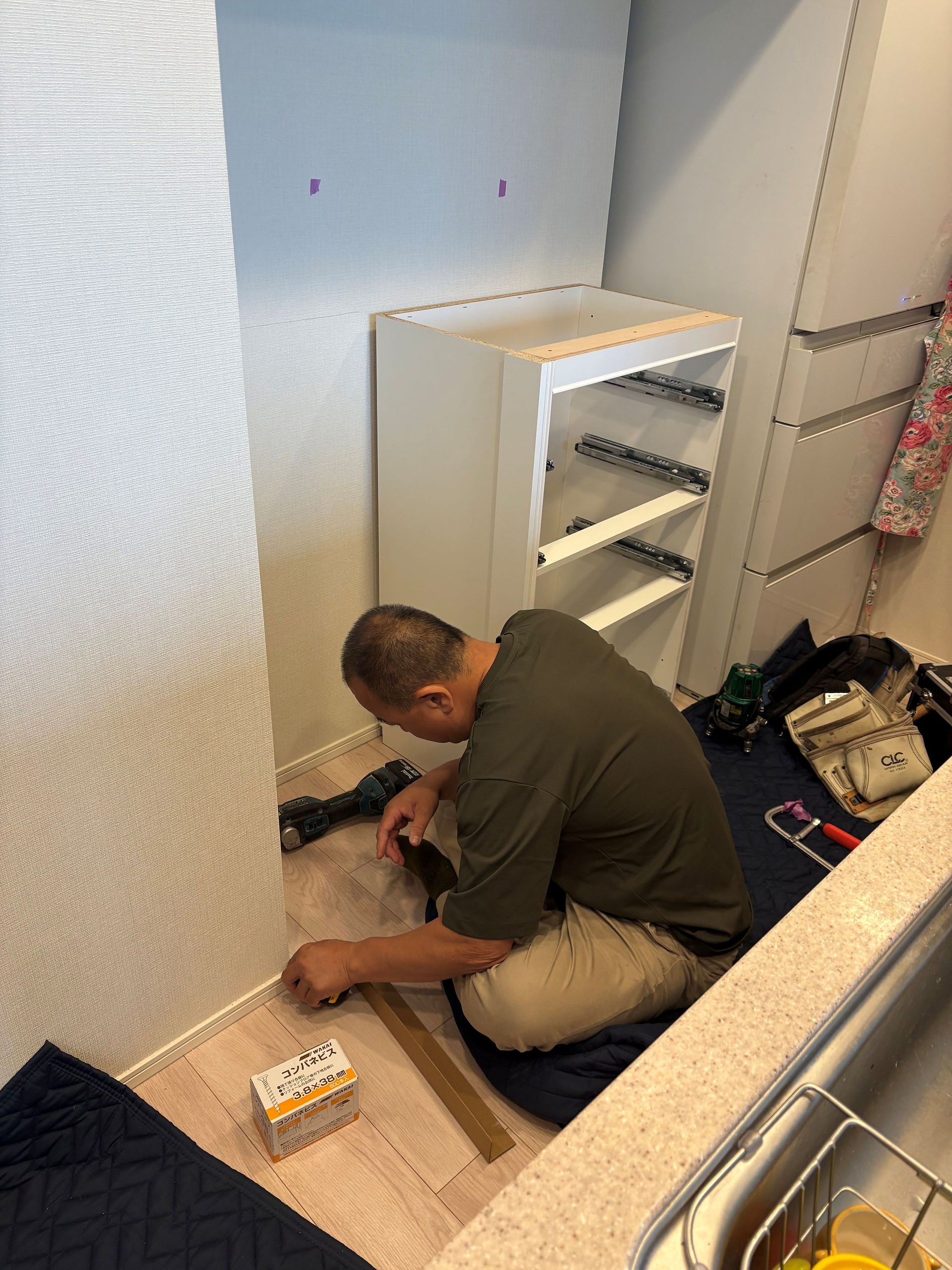 背面収納(カップボード)取付け施工中_横浜市戸塚区