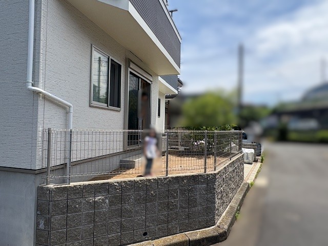 横浜市泉区の外構工事、ブロック増し積み・目隠しフェンス取付け・デッキ造作・日よけ取付けの施工前の様子
