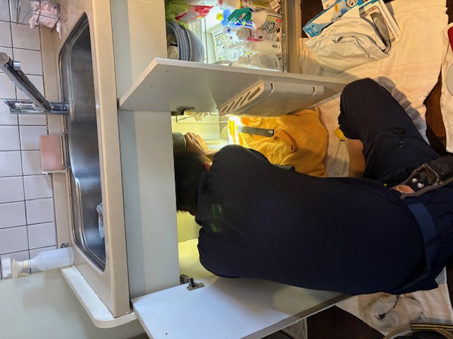 茅ケ崎市のリフォーム、キッチン排水取替え施工中の様子