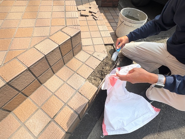 タイル補修施工中_藤沢市