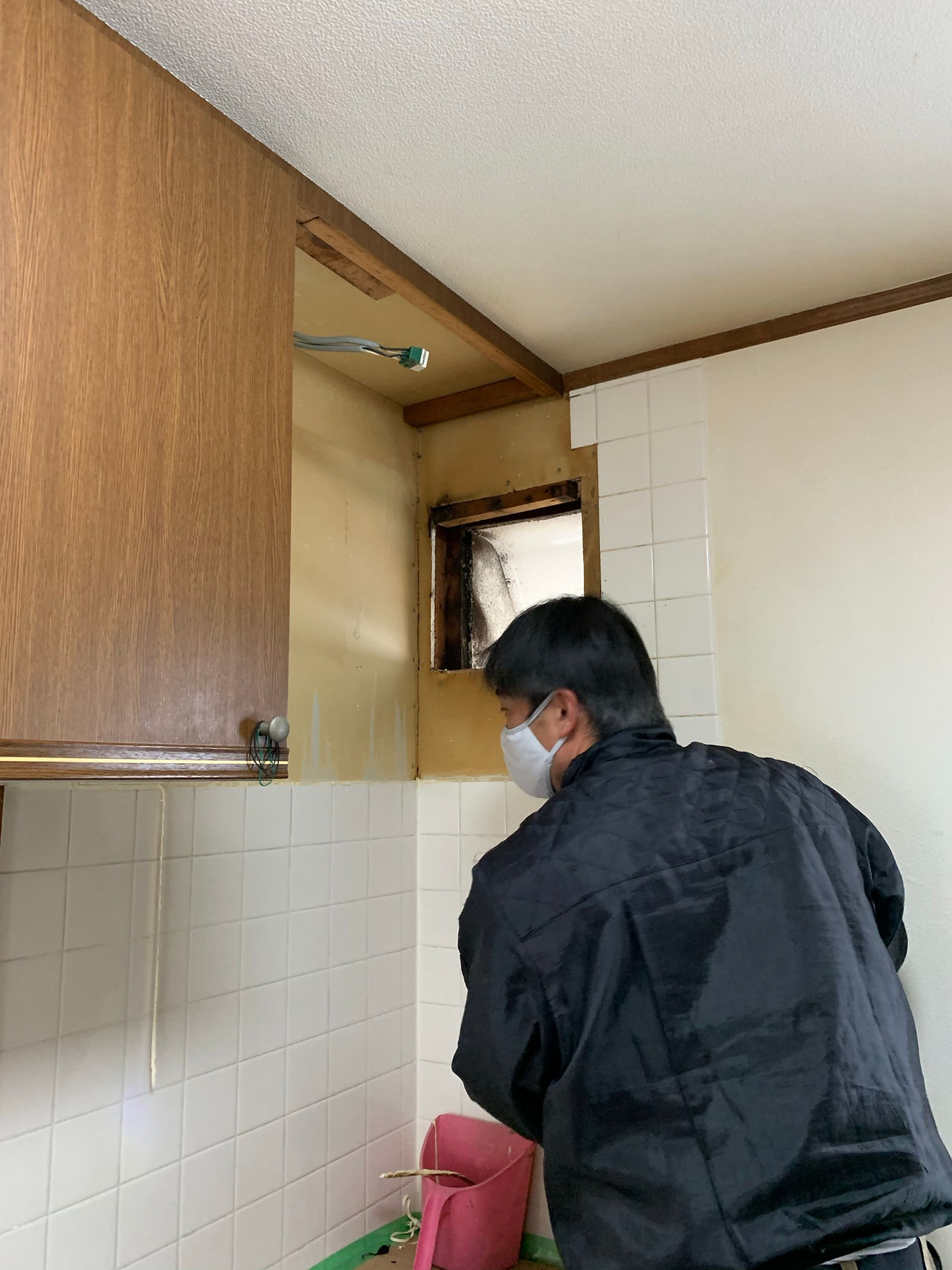 キッチン換気扇取替え施工中_横浜市旭区