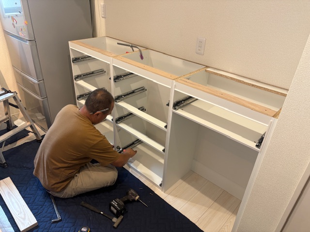 カップボード取付け施工中_横浜市戸塚区
