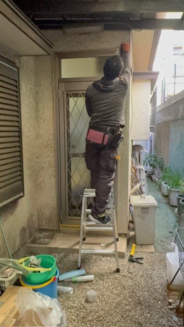 勝手口取替え施工中_藤沢市