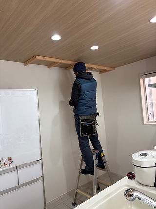 背面収納取付け施工中_藤沢市