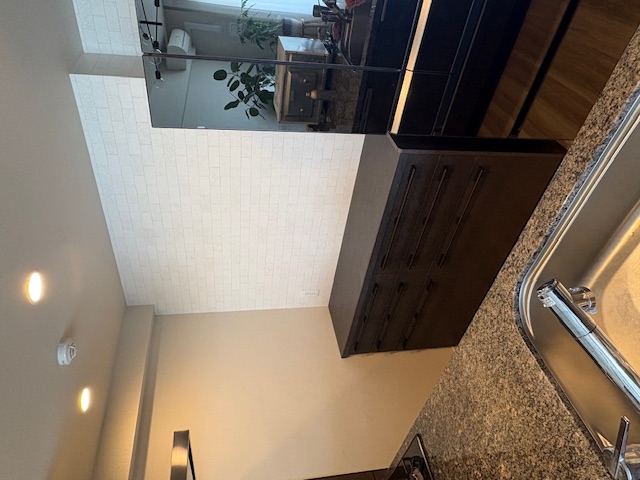 茅ケ崎市の背面収納(カップボード)取付けとクロス貼り替えのリフォーム施工後