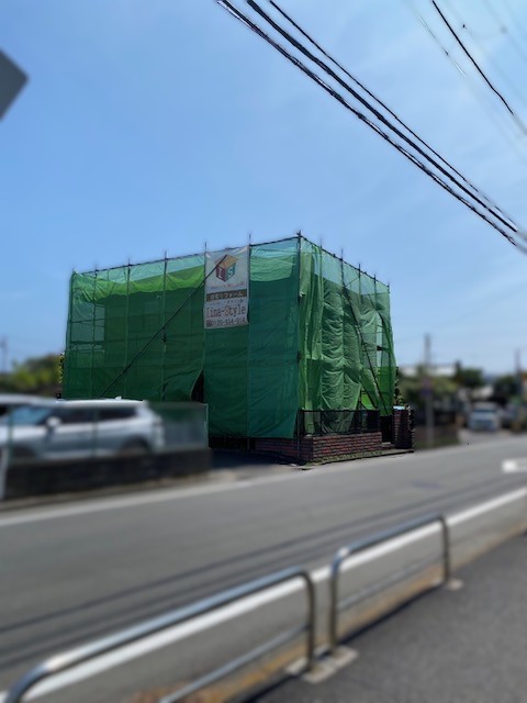 横浜市戸塚区のリフォーム、外壁屋根塗装の施工中の様子