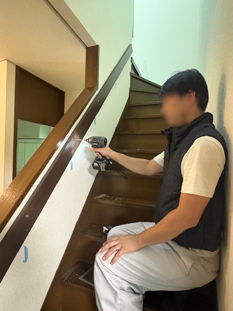 横浜市戸塚区のリフォーム 階段手すり取替え施工中の様子