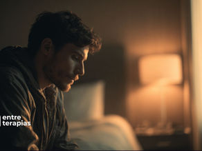 Homem adulto em momento de reflexão emocional, representando questões de sexualidade e saúde emocional masculina