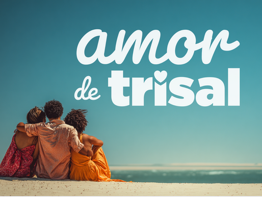 Trisal abraçado na praia ao pôr do sol, expressando amor, liberdade e conexão no estilo do reality Terceira Metade