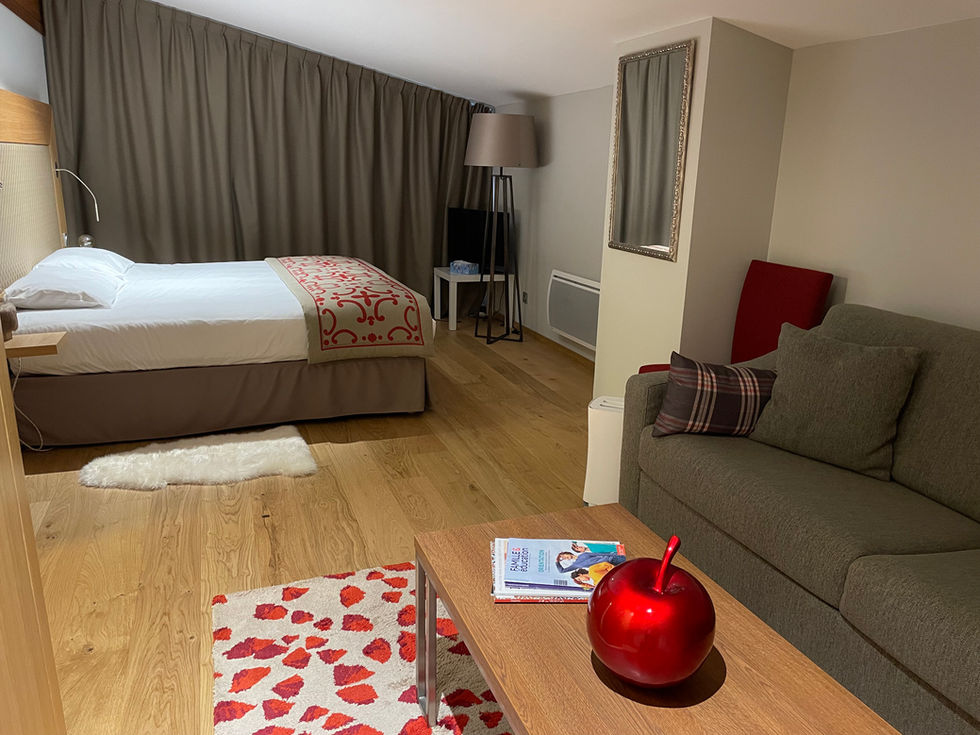 Cette très grande chambre est composée d'un lit king size, un canapé convertible, et une salle de douche attenante WC.
Vous y trouverez également une porte menant à la buanderie. Elle donne sur les pistes.