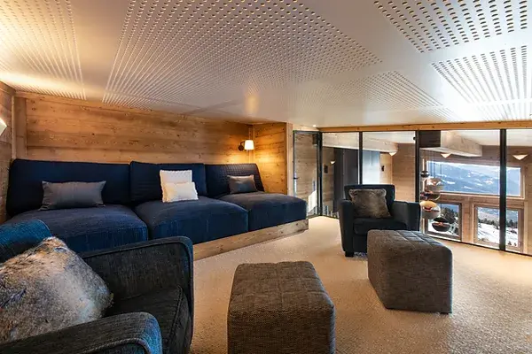 Bas de plafond pour un meilleur rendu acoustique, cette salle cinéma plaira aux petits comme aux grands !