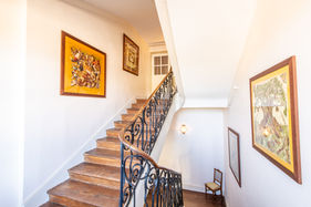 Magnifique escalier centrale en bois