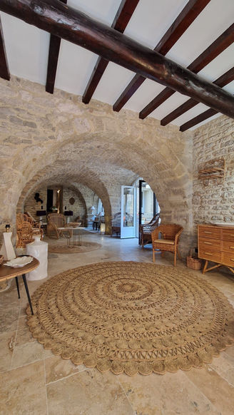 Salon élégant du Château des Boissières, intérieur de château de prestige près d’Uzès