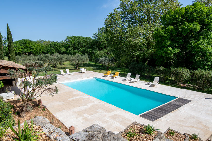 Magnifique Pool house aménageable comme bon vous semble avec sa cuisine extérieure toute équipée ainsi que douche et WC