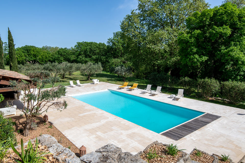 Magnifique Pool house aménageable comme bon vous semble avec sa cuisine extérieure toute équipée ainsi que douche et WC