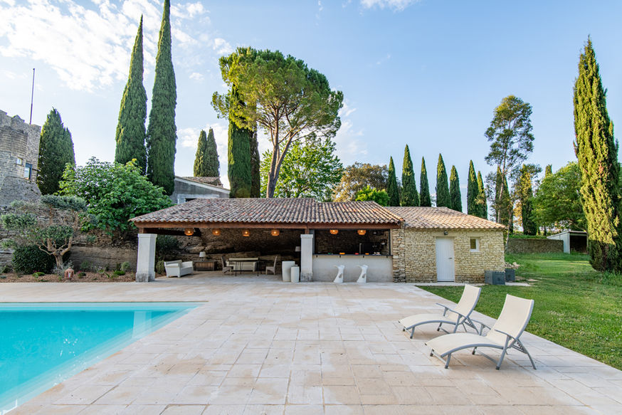 Magnifique Pool house aménageable comme bon vous semble avec sa cuisine extérieure toute équipée
