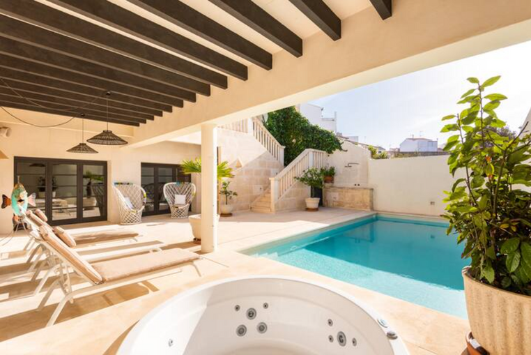 Jacuzzi extérieur de la villa Sa Capella à Minorque