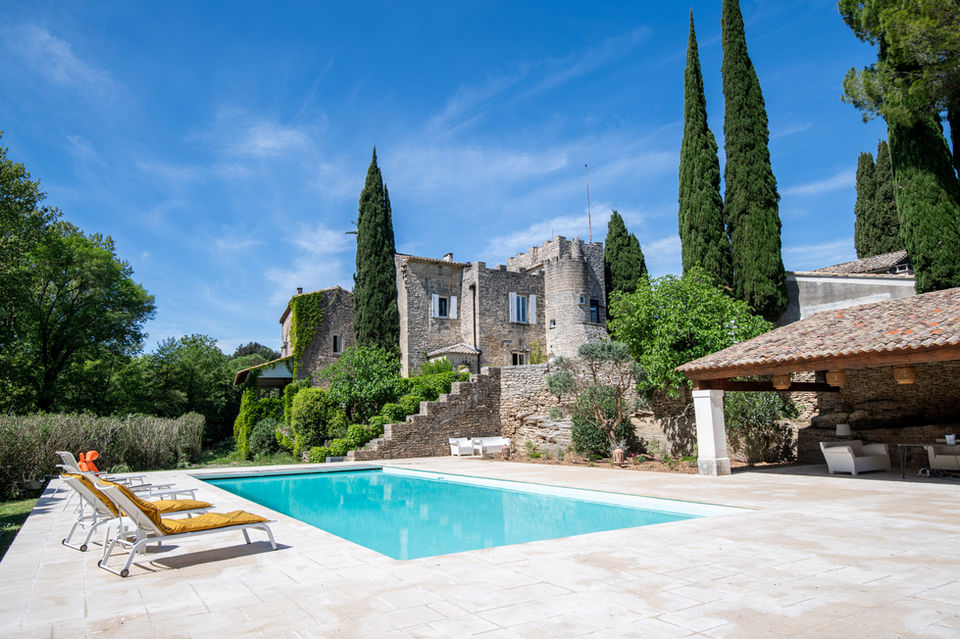 Vue magnifique sur la bâtisse et la piscine