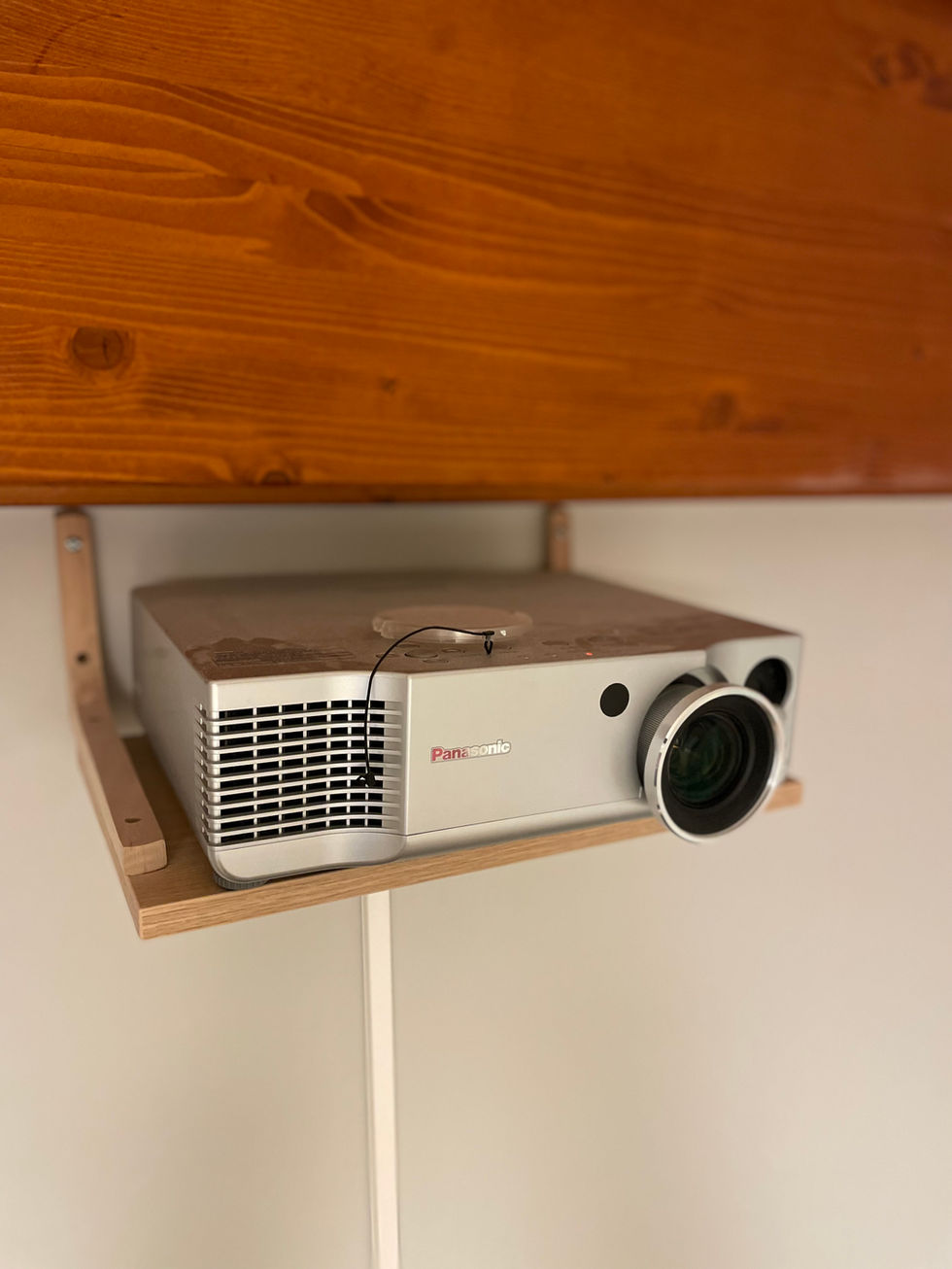 Ce petit coin cinéma est dans le couloir entre la chambre 2 et la chambre 3 (pas de porte). Il est composé d'un canapé convertible, d'un grand écran blanc, d'un rétroprojecteur, d'un home cinéma.