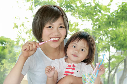 歯磨きをする親子
