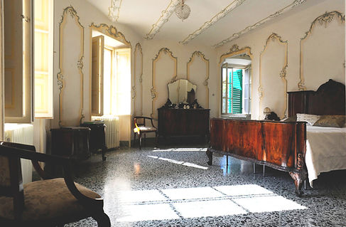 The Contessa Suite is on the ground floor. It has 5 big windows with beautiful views over the gardens. There is a private entrance / sitting room and it has a large bathroom.