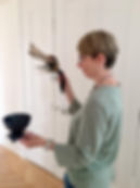 Alice beim Ausräuchern