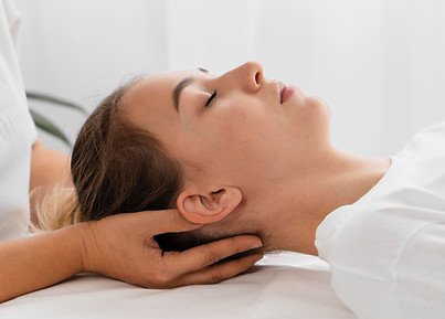 osteopathist-treating-patient-indoors_ed