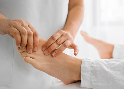 osteopathist-treating-patient-his-feet_e