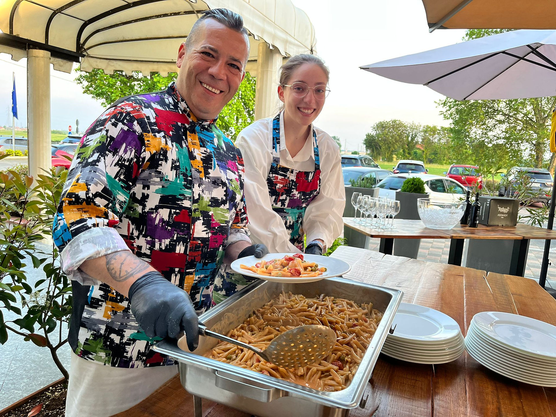 Chef Massimiliano e Giorgia che servono pasta ad un evento
