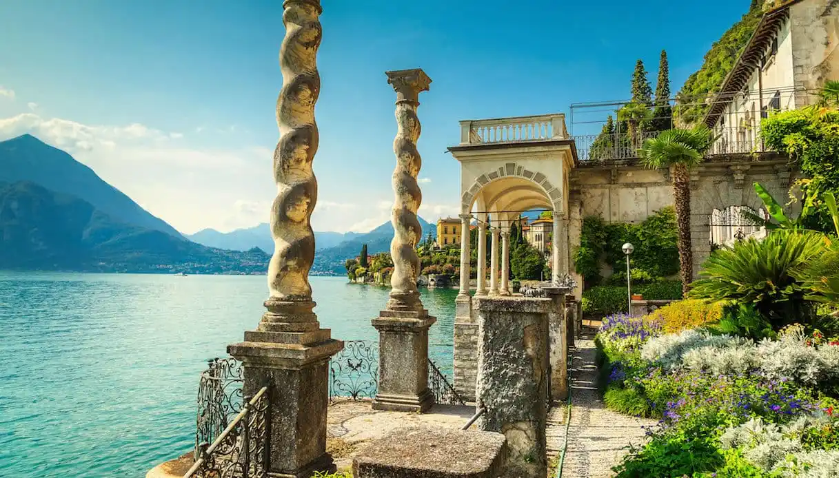 Varenna, Villa Monastero focus su colonne in pietra e giardino verde