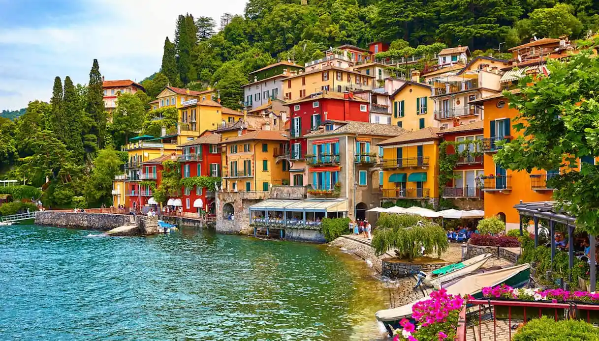 Varenna dal lago. case colorate, lago, fiori e alberi