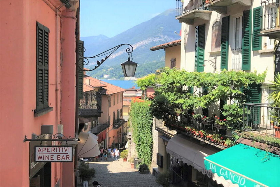 centro storico di Bellagio, via principale con strada pedonale e case colorate