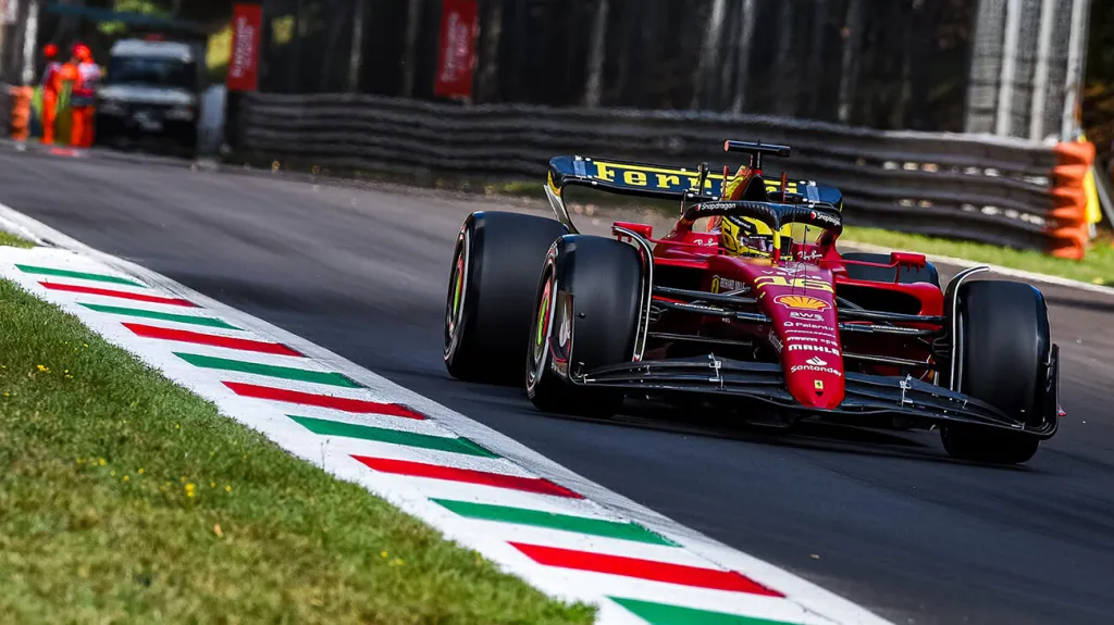 macchina da formula 1 scuderia ferrari su circuito di monza