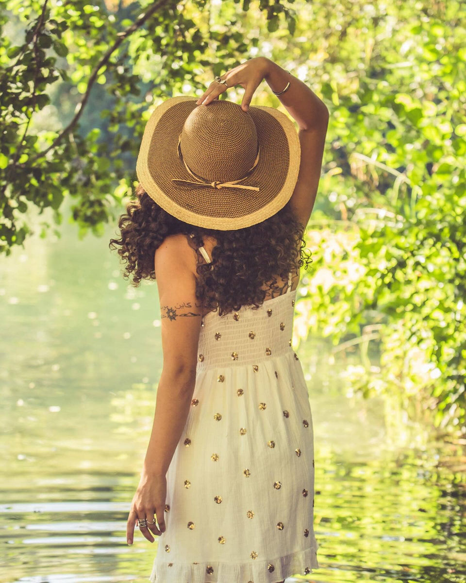 Cappello a tesa larga in cotone naturale, fornitura sostenibile per boutique.