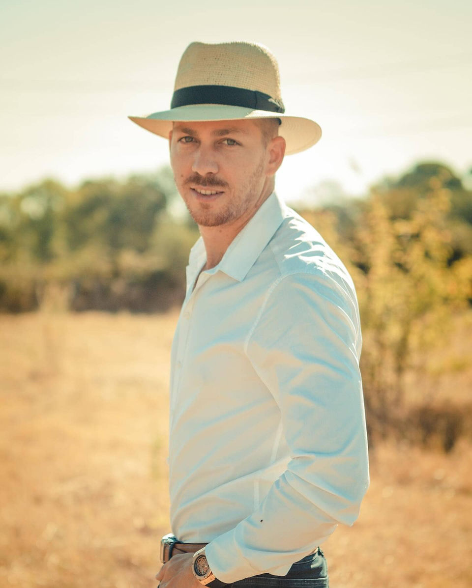 Stile casual valorizzato da un berretto artigianale sostenibile in materiali naturali.