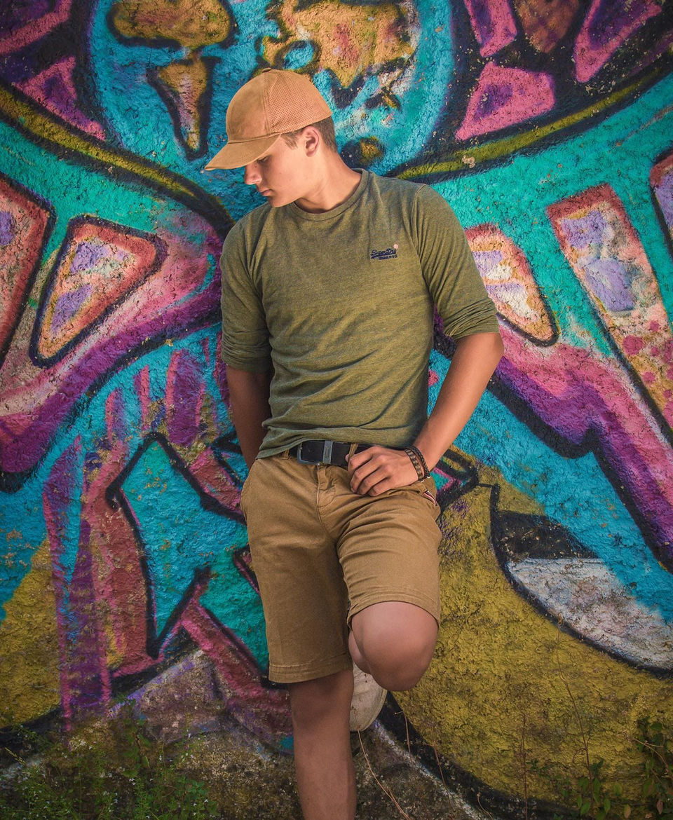 Dettaglio delle finiture di un cappello estivo in vera pelle, 100% Made in Italy.